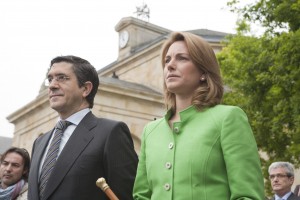 Arantza Quiroga eta Patxi Lopez, azken horrek Gernikako arbolaren aurrean kargua sinatu zuen egunean. Argazkia: CC BY-3.0-ES 2012/EJ-GV/Irekia-Eusko Jaurlaritza/Jon Bernardez