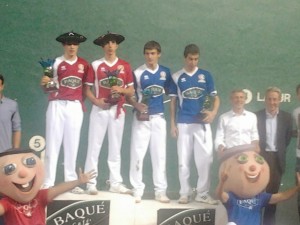 Aitor Etxebarria (lehenengoa ezkerretik) podiumaren goikaldean