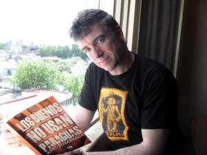 Asel Luzarraga, liburua eskuetan