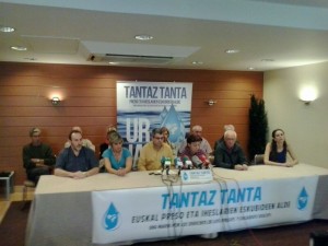 Gaur egin du Bilbon agerraldia Tantaz Tanta herri ekimenak.