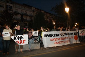 Jone Amezagari elkartasuna adierazteko eta "epaiketa politikoa" salatzeko protesta
