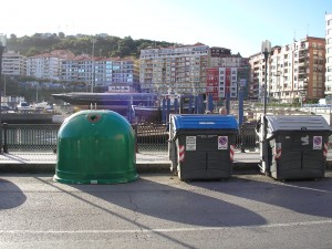 Kasino aurreko beira birziklatzeko edukiontzi handia