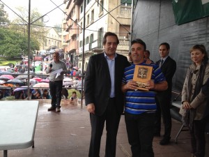 Olaberriako Aizpeako arduraduna, Jose Mari Gorroño alkateagaz, sari banaketan