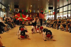 Dantzariak Calzada egoitzako jaialdian, artxiboko irudian. 