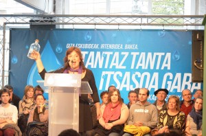 Itziar Rekalde, tantak jasoko dituen botila eskuan