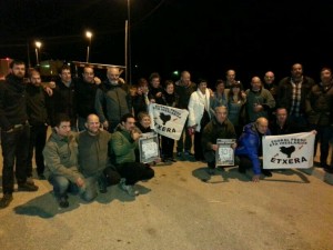 Onaindia eta Zugadi, espetxe inguruan zain izan dituzten lagunekin