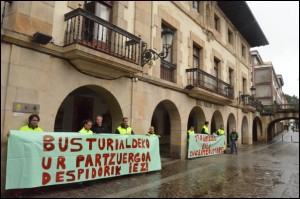 Aquagest enpresako zenbait langile protesta egiten