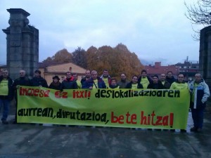 Incoesako beharginak, Batzar Etxearen aurrean