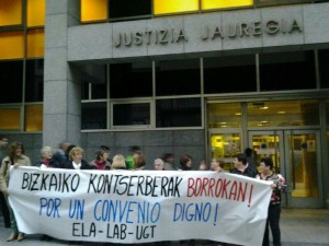 Gaur goizean, Bilboko Justizia Jauregiaren aurrean bildu dira kontserberetako delegatuak