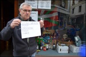 Antolatzaileetako bat zenbaki saridunarekin. Atzean otzarako produktuak