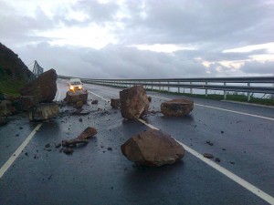 Harriak errepide erdian