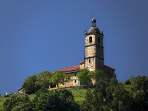 Lumoko eliza. Bertan dago aztertuko duten tximistorratzetako bat