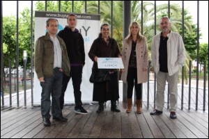 Buy Urdaibai elkarteak 6.000 euroko balioa duen txekea emon zien sutean kaltetutakoei.