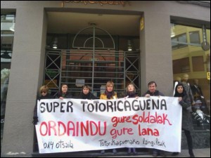 Totorikaguenako zenbait langile protesta egiten. Eskuorriak ere banatu zituzten