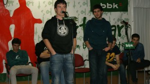 Bertsolari gazteak Algortako Aixerrota ikastetxean jokatutako saioan