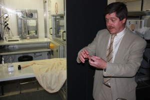 Jose Antonio Aranda Euskalmeteko arduraduna, globo zundaren inguruko azalpenak ematen. Argazkia: Aranzadi.