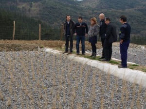 Eusko Jaurlaritzako eta aldundiko ordezkariak eta Ibarrangeluko alkatea, atzo, Garteizen