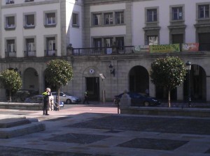 Udaltzainek zenbait pankarta kendu dituztela salatu du LABek