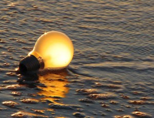 bombilla-y-agua.noticia