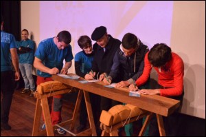 Herriko zenbait kirolari Gure Esku Dagoren adierazpena sinaten; 310 kirolarik sinatu dute adierazpena