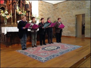  Emakumearen Egunean antzezlan bat taularatuko dute Muxikako 40 emakumek. Irudian, entseguetako bat.