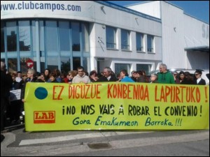 Kontserba enpresetako langileek lanuztea egin zuten martxoaren 7an Campos enpresaren aurrean, Bermeon. Argazkilaria: LAB sindikatua