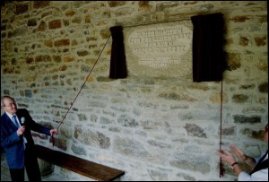 Retolazaren omenezko oroigarria Arrazolako elizaren sarreran