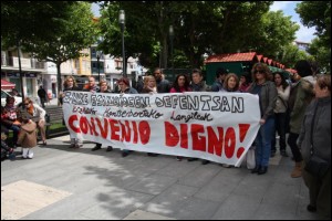 Iazko Bermeoko Arrain Azokan,  Kontserberatako langileak hitzarmen duin bat aldarrikatzeko egindako elkarretaratzean.