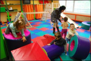 Muxikako ume gazteak Zubieta-Errotako psikomotrizitate gelan