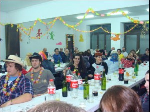 Iazko bertso-mozorro afaria