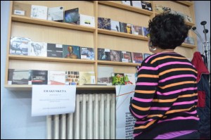 Lekuek jaialdian joko duten taldeen eta herriko taldeen diskoen erakusketa jarri dute Liburutegian