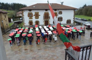 Ikurrinari Muxikan egindako omenaldia