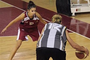 Ane Mugira, ezkerrean