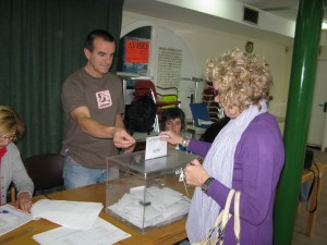 Emakume bat 2009ko hauteskundeetan botoa ematen, Gernika-Lumon