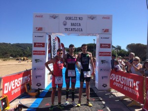 Elgezabal argazkiaren erdian dago