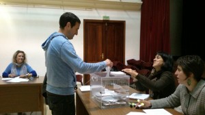 Busturiko herritar bat botoa ematen