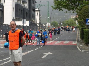 Gizon bat Bermeoko Ibilaldiko antolakuntza lanetan 
