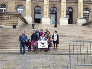 Parisen izan dira asteburuan Dominguezen senide eta lagunak epaiketan elkartasuna adierazteko