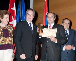 Gernika-Lumoko alkate Jose Mari Gorroño, 'Urrezko erratza' hartzen 