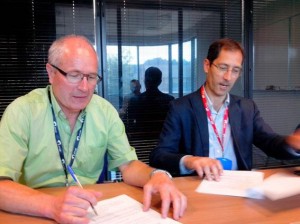 Joseba Madriaga Maierreko presidentea eta Elhuyarreko ordezkaria hitzarmena sinatzen