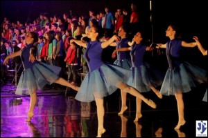 Dantza taldeko ikasleak Bakearen Doinuak jaialdian