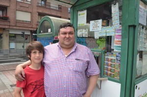 Leon saltzailea eta haren semea ONCEren saltokiaren aurrean