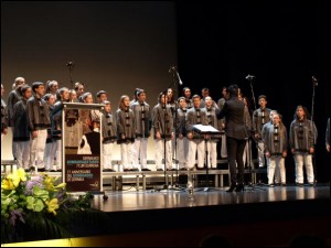 Gaudeamus koraleko kideak Gernika-Lumoko bonbardaketaren urteurreneko ekitaldi baten