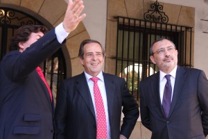 Sahakian (eskuman), Gorroñorekin atream idaletxe aurrean/Gernika-Lumoko Udala