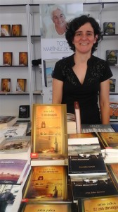 bla44 - Ana Jaka firma su libro Ez zen diruagatik