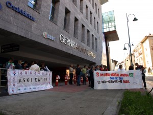 Sindikatuen protesta, kanpoaldean