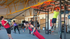 Zenbait erabiltzaile Fitness Funtzionaleko makina berria erabiltzen