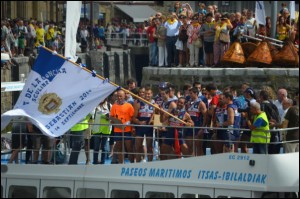 Urdaibaiko arraunlariak iaz Kontxako banderan