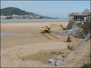 Apirilean hasi ziren hareatzan lanean