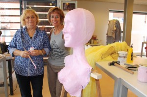 Maite Solatxi eta Marijose Dapousa Xixili egiteko lanetan